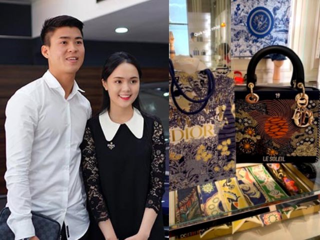 Đời sống Showbiz - Cầu thủ Duy Mạnh "chơi lớn", tặng quà hàng hiệu hơn 100 triệu cho bạn gái