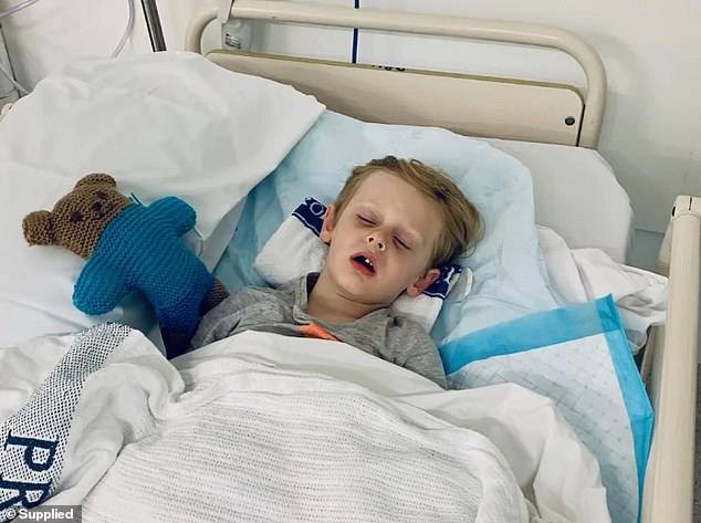 Clifford Thomspon, cậu bé 4 tuổi, bị con trăn lớn tấn công