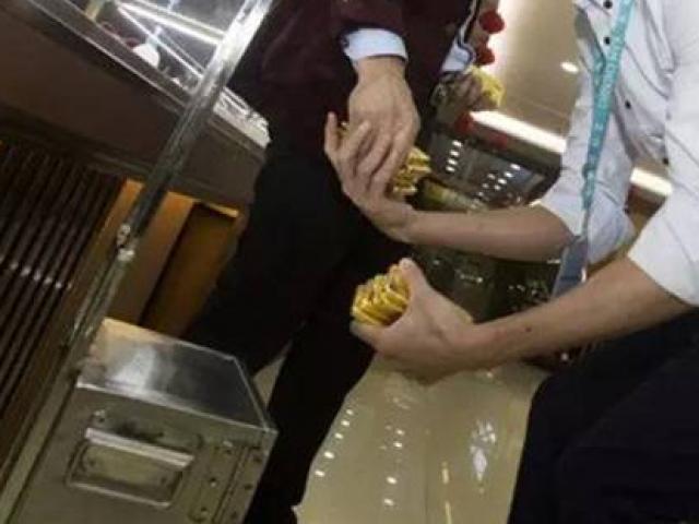 Kinh doanh - Nơi nhìn đâu cũng thấy vàng, dân cầm túi đựng vàng đi ngoài đường như đi chợ