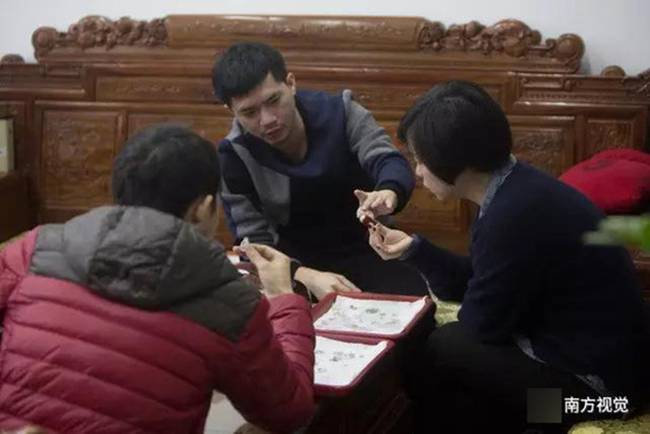 Luo Sheng một nhân viên bán hàng cho hay, khi thấy ai đó cầm túi đen, đừng coi thường vì có thể có nhiều vàng thỏi bên trong.