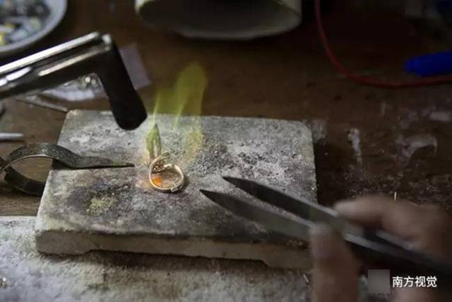 Đầu năm 2003, ngôi làng là nơi có hơn 300 doanh nghiệp trong lĩnh vực đồ trang sức. 50% mặt hàng trang sức cung cấp cho các chợ buôn ở Trung Quốc được nhập từ làng này.&nbsp;