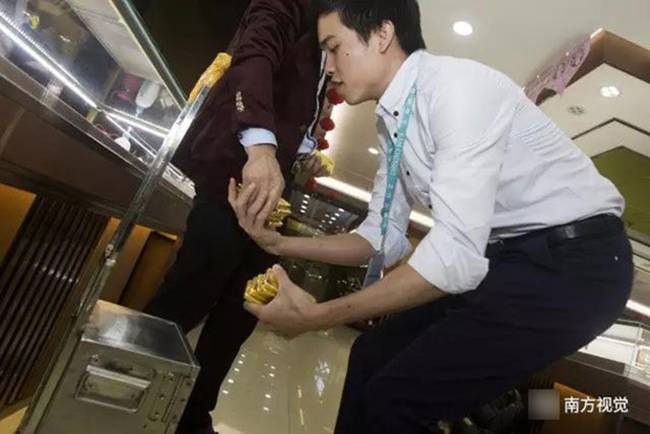 Các hộ gia đình còn có thợ gia công vàng, làm các đồ trang sức theo đặt hàng của khách.&nbsp;