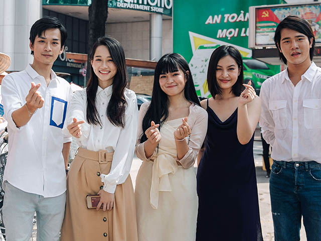 Phim - Dàn sao phim “Mắt biếc” gây náo loạn đường phố Sài Gòn