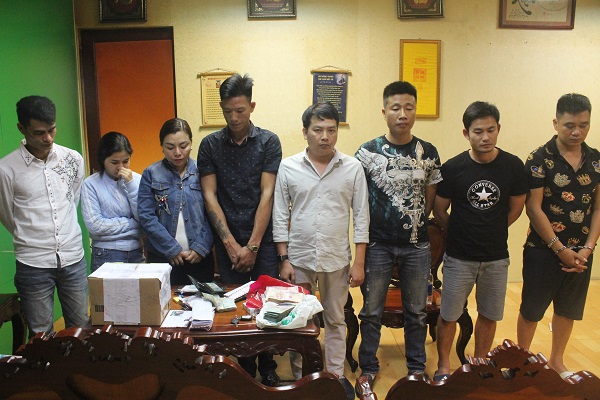Các đối tượng và tang vật bị cơ quan Công an bắt quả tang tại Bệnh viện Tâm Hồng Phước (ảnh: Công an Đồng Nai)