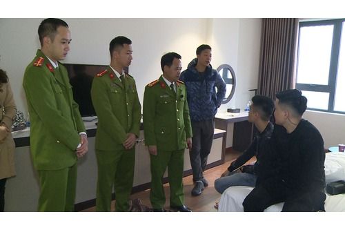Các đối tượng bị lực lượng công an bắt quả tang tại hiện trường.