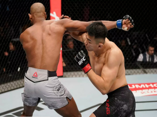 Thể thao - UFC mãn nhãn: Võ sĩ Hàn Quốc tung cú đấm "xé gió", 64 giây đối thủ xin hàng