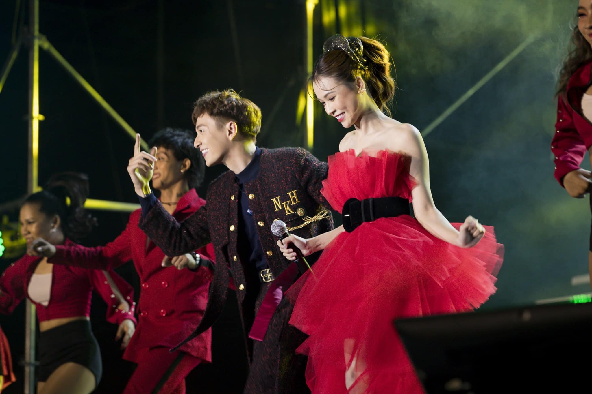 Ngô Kiến Huy và Sam song ca ca khúc "Yêu không đường lui" trong live concert.
