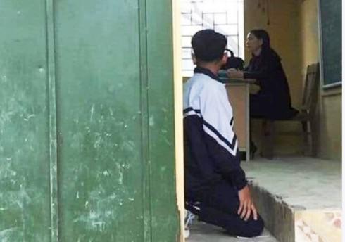 Hình ảnh học sinh bị giáo viên bắt quỳ gối trên lớp học. (ảnh mạng xã hội)