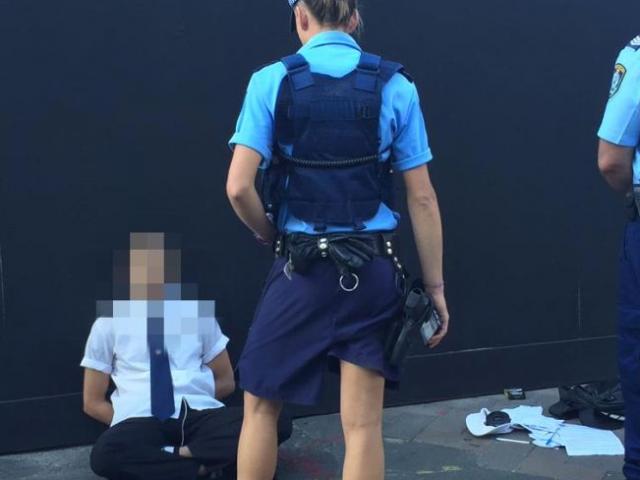 Phát minh y học - "Ngứa tay" sờ phần nhạy cảm của nữ cảnh sát, nam du khách phải ra hầu tòa