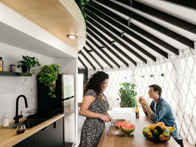 Không gian sống cũng có bếp ăn hiện đại. Trong nhà bếp, bạn có thể tìm thấy một tủ lạnh, bồn rửa và lò nướng bánh.