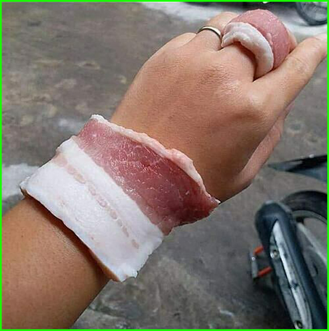 Khi giá thịt lợn đắt như vàng thì cần gì phải đeo vàng.