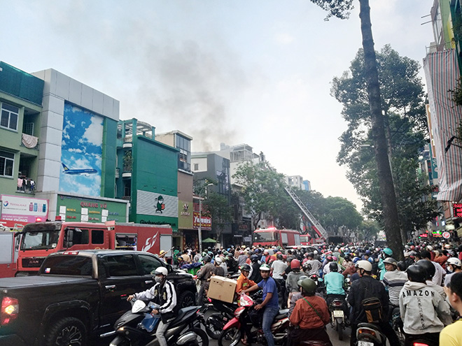 Giao thông qua khu vực bị ùn tắc nghiêm trọng