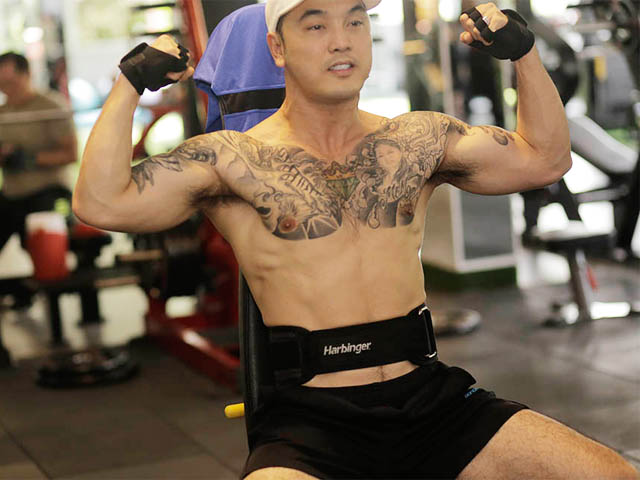 Ca nhạc - MTV - Ưng Hoàng Phúc khoe body 6 múi sau ngồi xe lăn, mổ đi mổ lại 4 lần