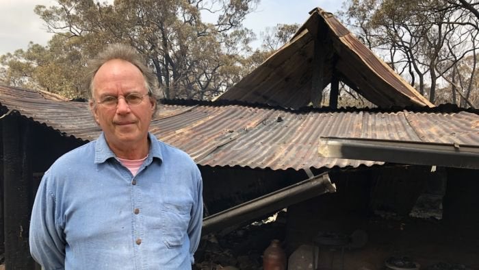 Nghệ nhân gốm Steve Harrison bên cạnh ngôi nhà của gia đình&nbsp;ông đã&nbsp;bị vụ cháy rừng tàn phá (Ảnh: ABC News)
