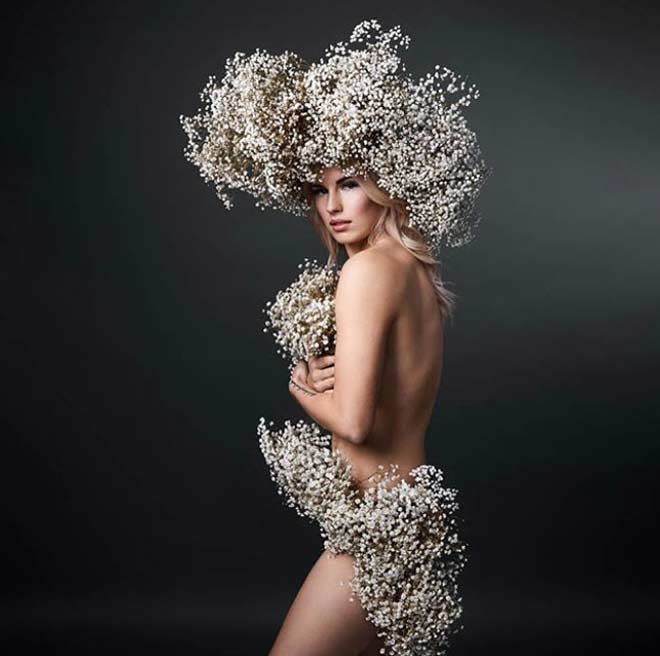 Elizaveta Konadkova mặc một "chiếc váy" được tạo thành từ những bông hoa trắng