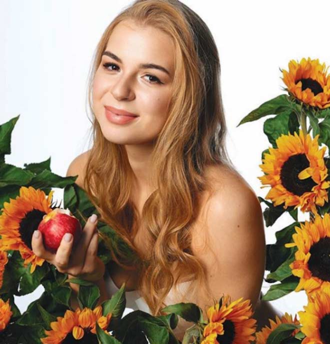 Nina Pirogova dịu hiền với trái táo và hoa hướng dương