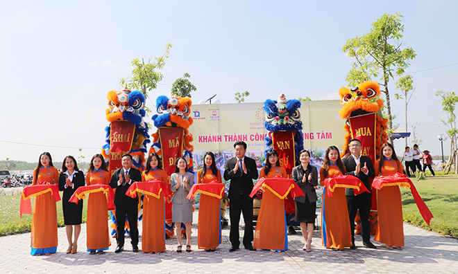 Ban lãnh đạo Kim Oanh Real thực hiện cắt băng khánh thành công viên dự án Golden Future City