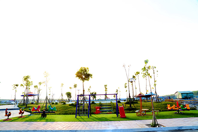 Hình ảnh thực tế công viên với đầy đủ chức năng như khu vui chơi trẻ em, đường dạo bộ, khu tập thể dục thể thao,...