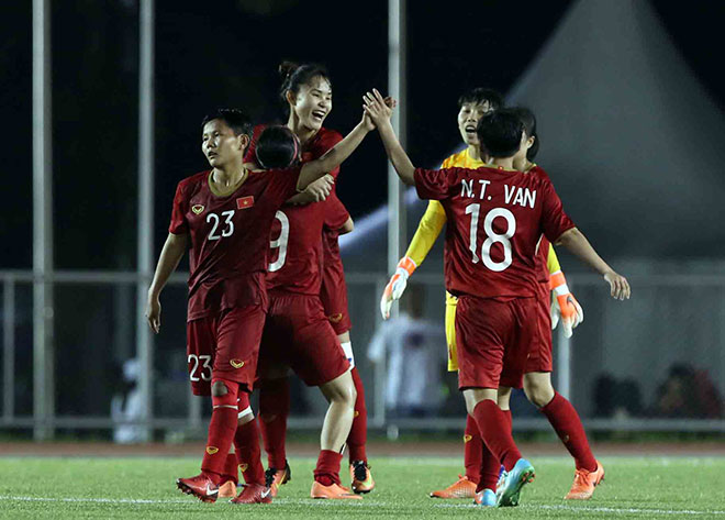 &nbsp;Các tuyển thủ nữ Việt Nam ăn mừng tấm HCV SEA games 30