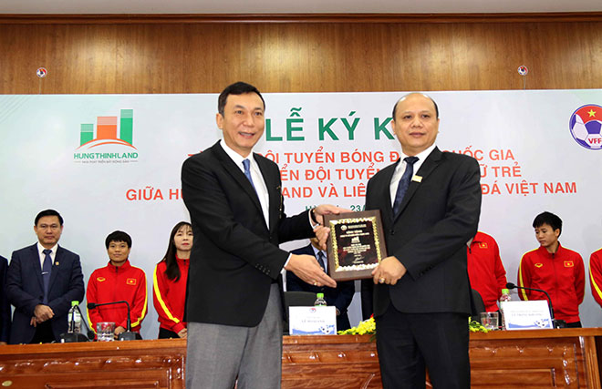 Phó Chủ tịch thường trực VFF Trần Quốc Tuấn trao kỷ niệm chương cho Ông Lê Trọng Khương, Tổng Giám đốc Hưng Thịnh Land