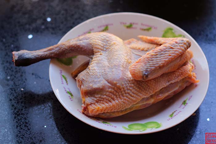 Thịt gà rửa sạch, lau khô bằng giấy thấm.