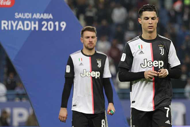Ronaldo bị fan Juventus "ném đá" vì hành động tháo bỏ huy chương sau trận tranh siêu cúp Italia