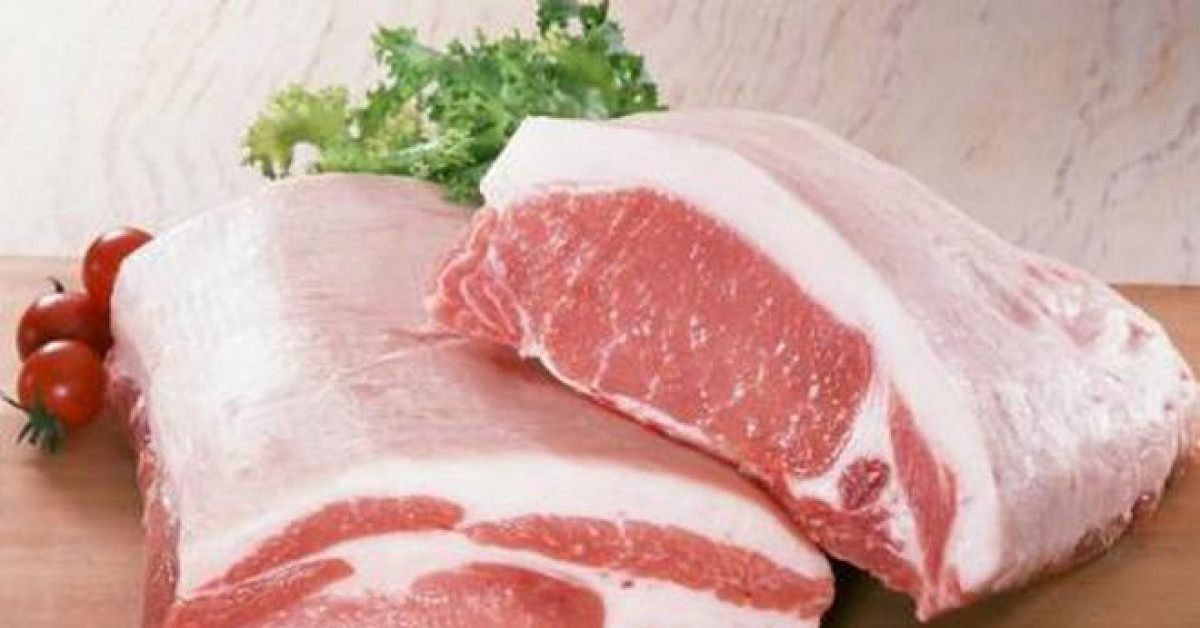 Kinh doanh - Công chức một đơn vị được tặng quà Tết bằng thịt lợn, nước mắm
