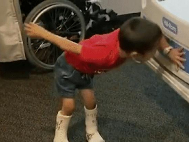 Bạn trẻ - Cuộc sống - Xúc động khoảnh khắc cậu bé khoèo chân Việt Nam đặt những bước đi đầu đời sau 7 năm