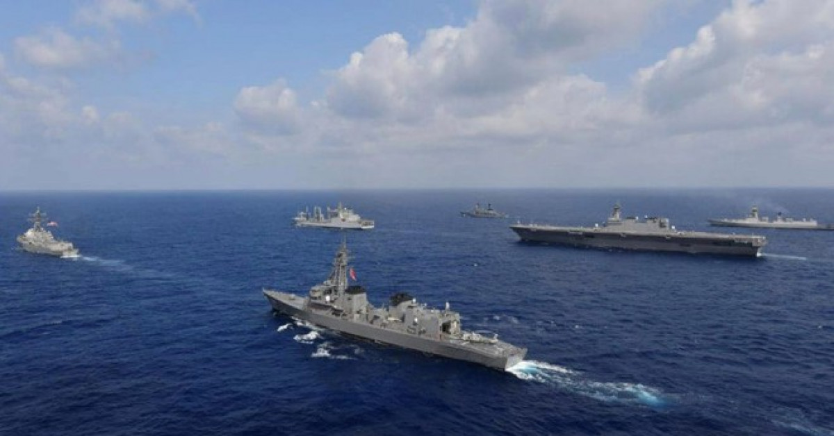 Chiến hạm Mỹ - Ấn - Nhật - Philippines dàn đội hình diễn tập trên Biển Đông hồi tháng Năm. (Ảnh: Reuters)