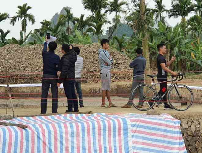Nhiều người đến chụp ảnh, "checkin" tại bãi cọc.