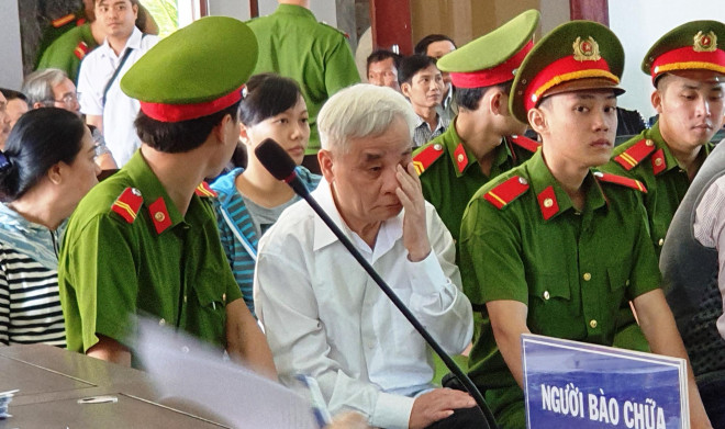 Cựu Chánh án TAND tỉnh Phú Yên gtrowr lại nơi làm việc với tư cách là... bị cáo