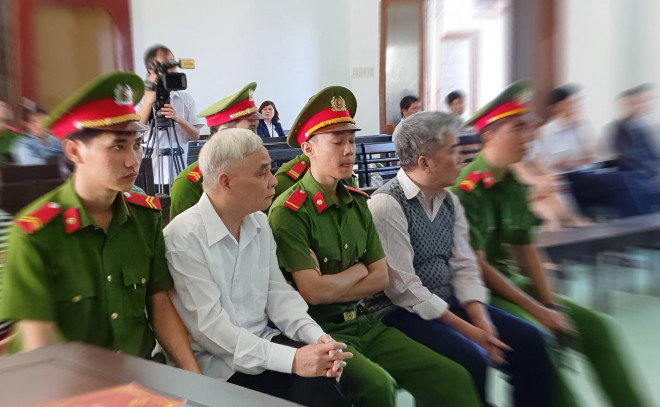 Khác với dáng vẻ uy nghiêm khi ngồi ghế Chánh án TAND tỉnh Phú Yên, ông Phước hôm nay trông rất tiều tụy