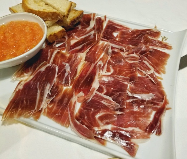 Lợn Iberico có màu đỏ đến xám, ít hoặc không có lông.