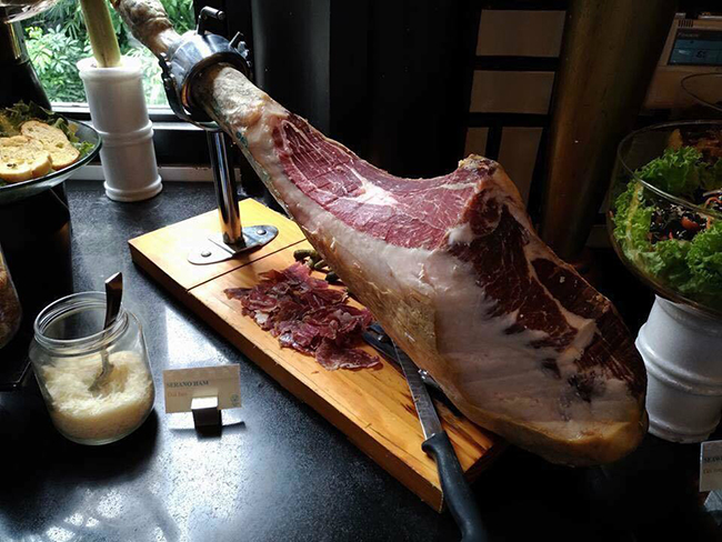 Quá trình làm phải chọn lựa kỹ phần đùi trước và sau của lợn Iberico, trải qua nhiều công đoạn xử lý. Đầu tiên sẽ làm sạch, ướp muối, cho vào phòng lạnh khoảng 6 tháng. Tiếp đó, đùi lợn được để trong phòng với nhiệt độ đảm bảo trong 3 năm