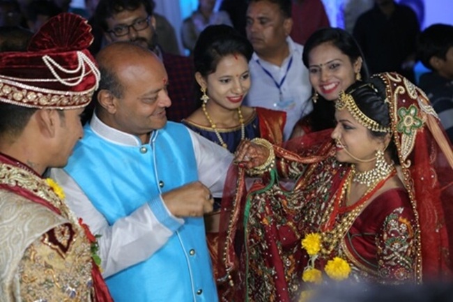 Mới đây, trong 2 ngày 21 và 22/12, tỷ phú kim cương Mahesh Savani chi tiền tổ chức đám cưới tập thể cho 271 cô dâu ở Ấn Độ không còn cha.