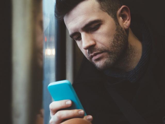 Sức khỏe đời sống - 12 "thảm họa" sức khỏe đáng sợ bạn sẽ gánh phải nếu dùng điện thoại di động thế này