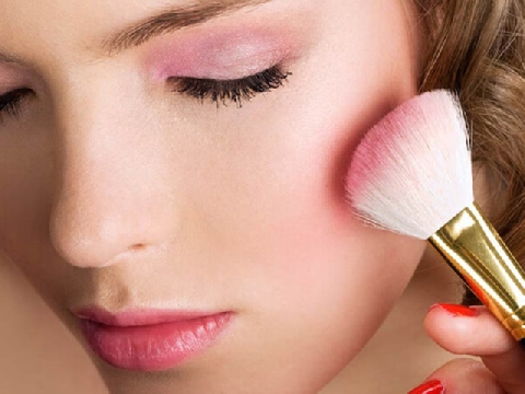 Má hồng giúp gương mặt bạn trở nên đáng yêu, ấn tượng hơn.