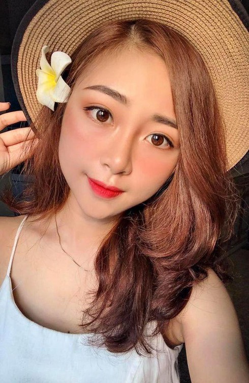 Lớp kem nền mỏng như khói giúp cho gương mặt tự nhiên, trong trẻo.