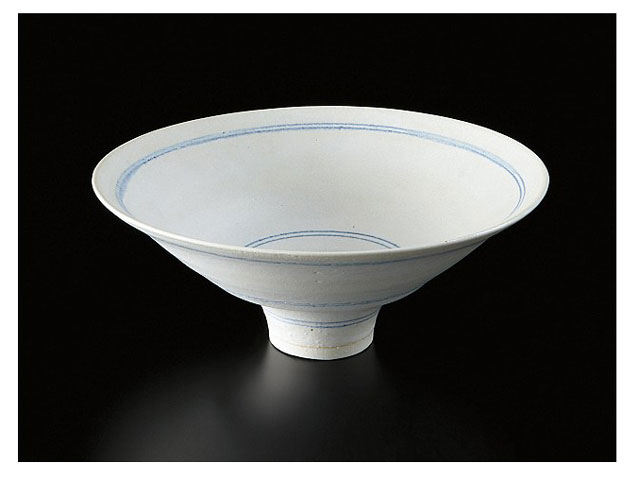 Chiếc bát sứ “xoàng xĩnh” này được làm từ hơn 40 năm trước bởi thợ gốm nổi tiếng người Anh – bà Lucie Rie. Ảnh Dailymail