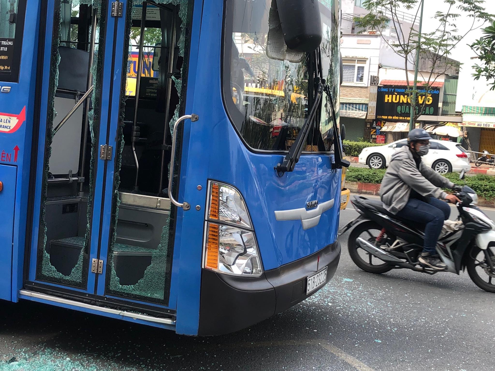 Xe buýt bị nhóm côn đồ đập phá, dùng mã tấu chém vào kính xe