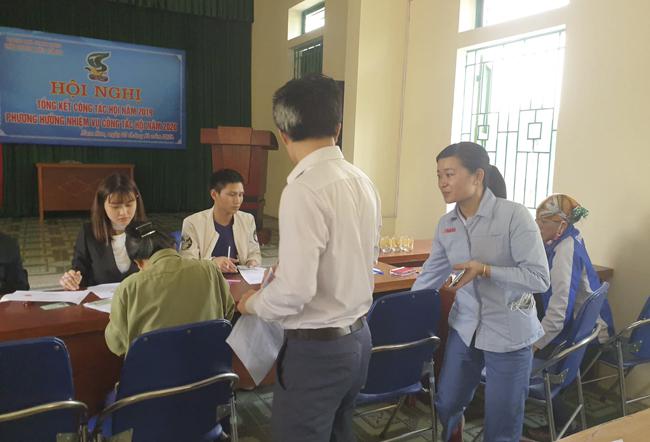 Chiều 24/12, người dân đã đến Trung tâm nhà văn hóa thôn Đông Hạ (xã Nam Sơn, huyện Sóc Sơn, TP Hà Nội) để nhận tiền đền bù đất nông nghiệp.