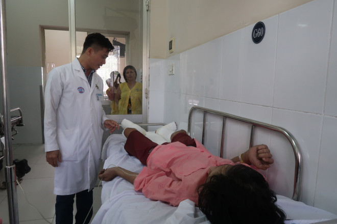 Cả nhà bị bỏng do sơ suất vừa hút thuốc vừa chiết xăng, chỉ người em trai bị nhẹ