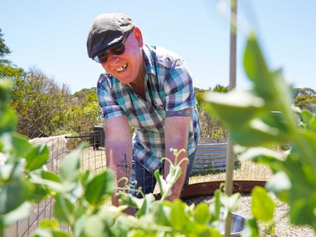 Thế giới - Bỏ việc lương cao về dựng nhà trong xe buýt, cặp đôi khiến chúng ta phải ngẫm lại về hạnh phúc