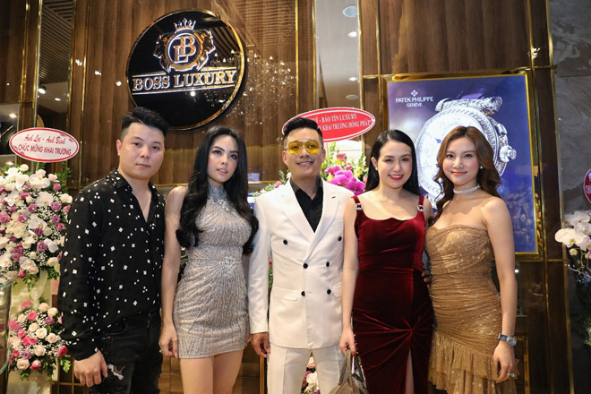 Vợ chồng Tuấn Hưng và Hạnh Sino chúc mừng Boss Luxury