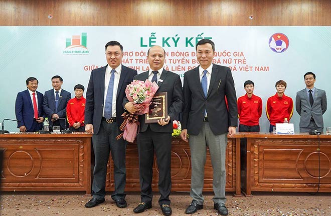 Ông Lê Trọng Khương, Tổng giám đốc Hưng Thịnh Land (đứng giữa) tại lễ ký kết tài trợ chi phí cho bóng đá nữ Việt Nam