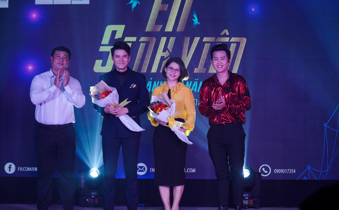 Đại diện AZ Nose nhận hoa cảm ơn từ Ban Tổ chức