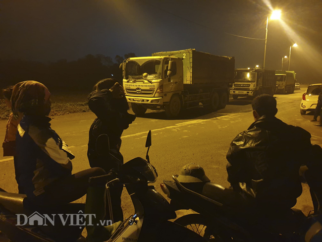 Người dân huyện Sóc Sơn, Hà Nội ngăn, chặn không cho xe chở rác vào Bãi rác Nam Sơn trong tối 23/12.