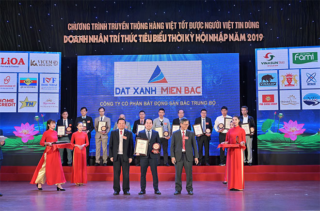 Tổng Giám đốc Nguyễn Việt Anh – Đại diện Công ty CP Bất động sản Bắc Trung Bộ nhận biểu trưng và chứng nhận “Top 50 Thương hiệu nổi tiếng Đất Việt 2019”