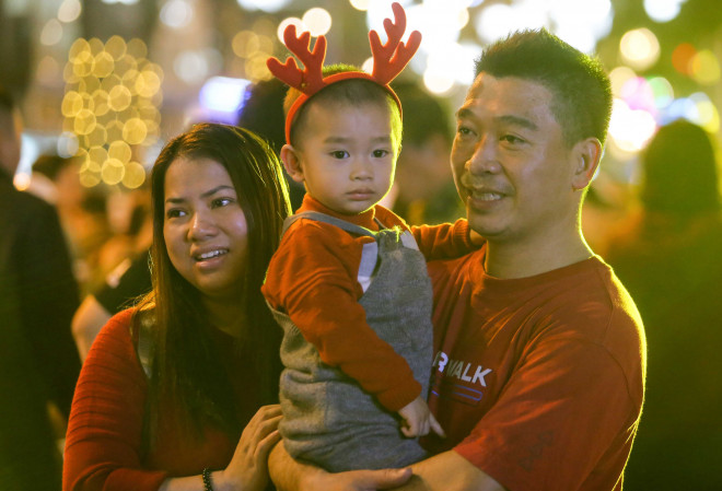 Vào dịp này, nhiều gia đình lại có dịp xuống phố, hoà vào không khí đêm Giáng sinh