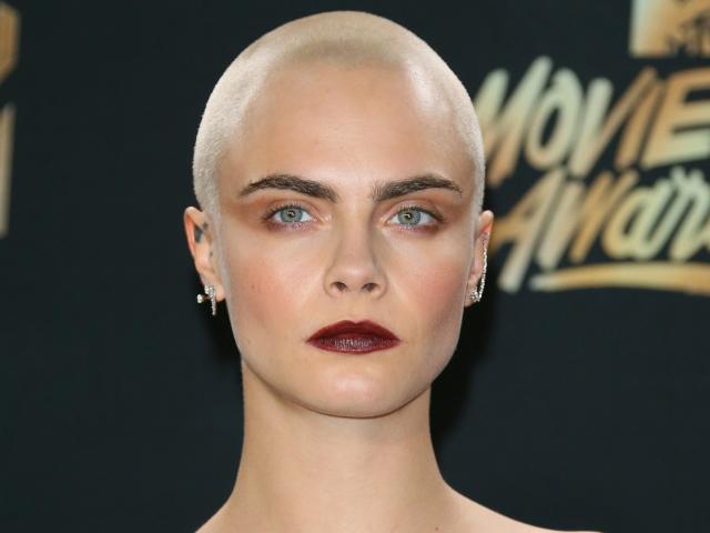 Làm đẹp - Đầu trọc của Cara, tóc xanh của Gaga lọt top 10 kiểu trang điểm đẹp nhất thập kỷ